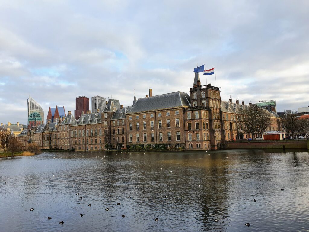 Binnenhof The Hague by RJOnTour, The Binnenhof (Parliaments building) at the back, surrounded by water
