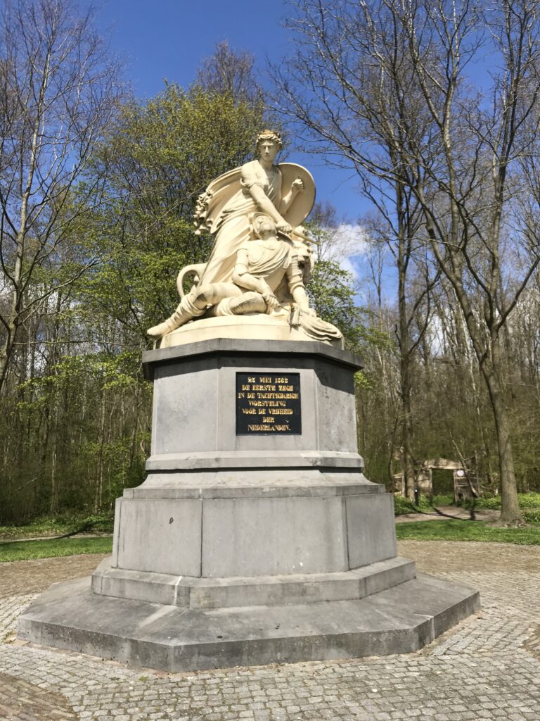 Monument at Heiligerlee, a statiue with two persons on it, one dying in the hands of the other
