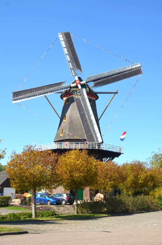 Windmill Jan de Arkel, the windmill as seen from the parking lot a bit in front of it, a clear blue sky