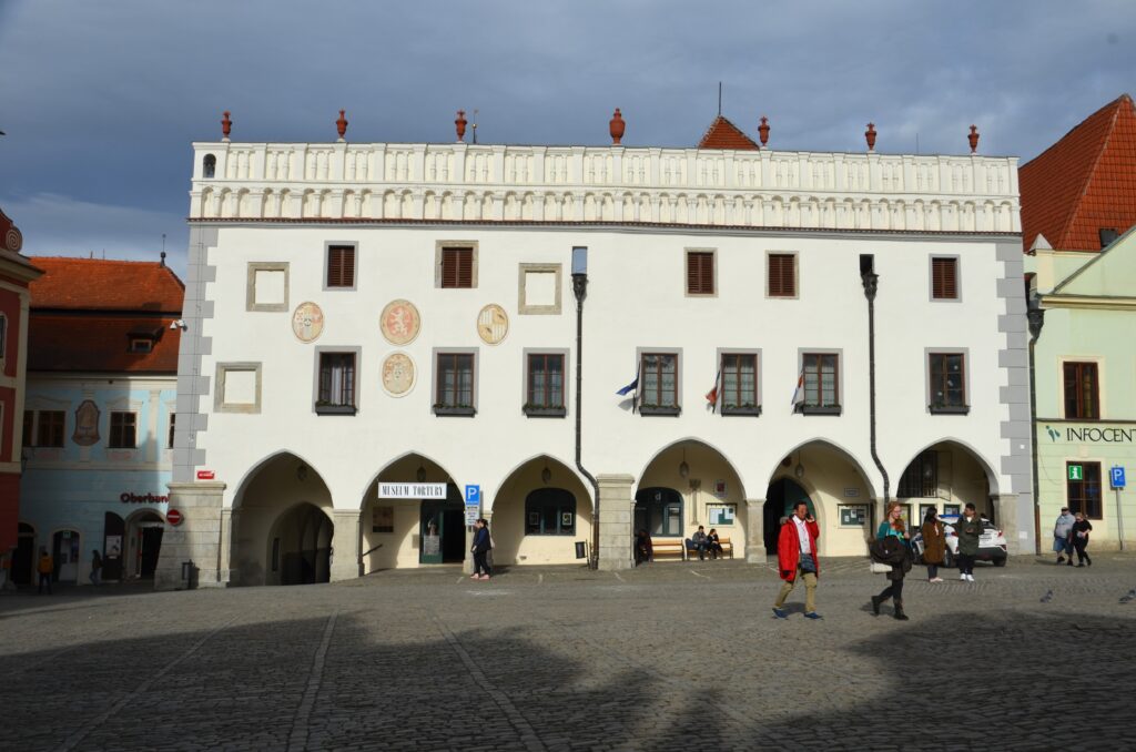 Museum Tortury, a white plastered building with archeways on the bottom and windows on two storeys